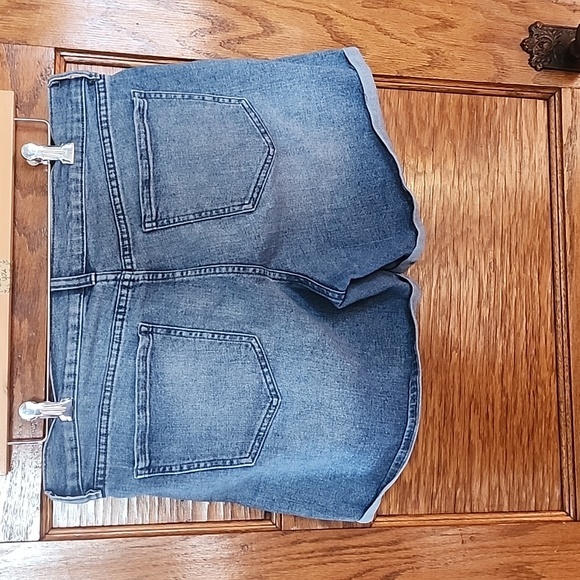 Old navy‎ jean shorts - Picture 3 of 9